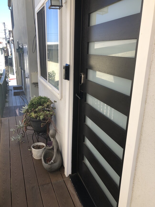 Front door/deck - 207 Kelp St