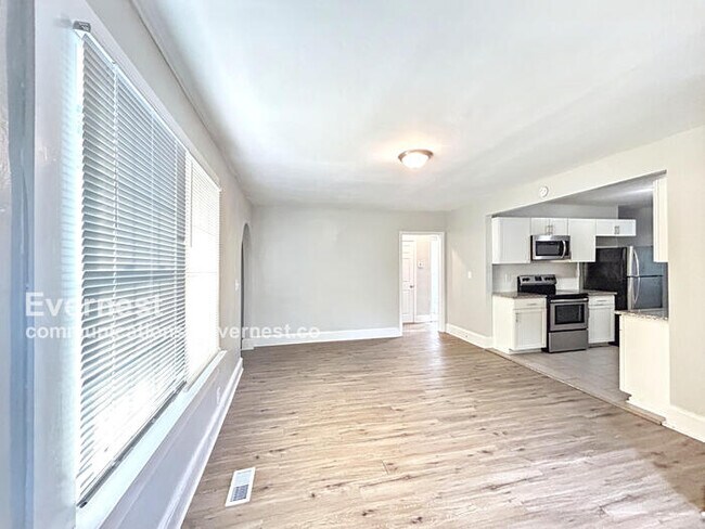 Building Photo - 3 Bed, 2 Bath Home with Off-Street Parking / Pet-Friendly / Coming Soon!