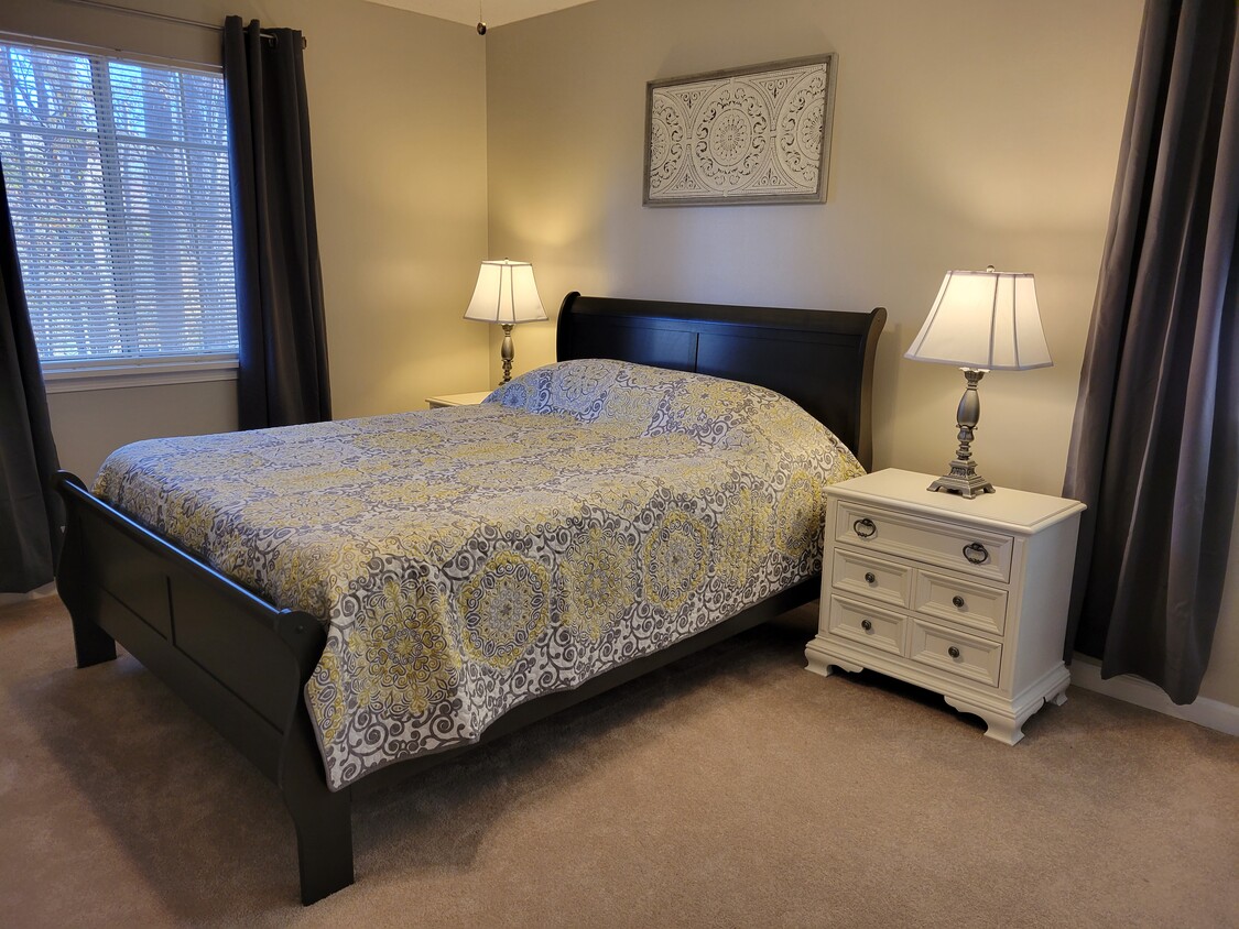 Master BR w queen bed, approx 12' x 20' in size. - 435 Haltiwanger Rd