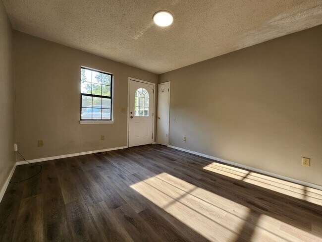 Foto del edificio - Spacious 2-Bedroom, 1-Bathroom Home AVAILA...