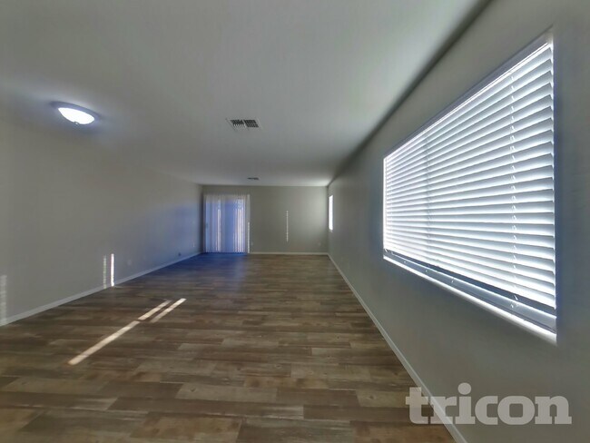 Foto del edificio - 10410 W Pioneer St