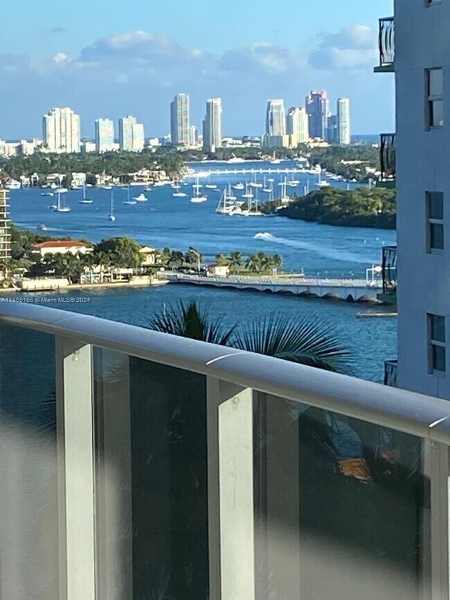 Foto del edificio - 488 NE 18th St
