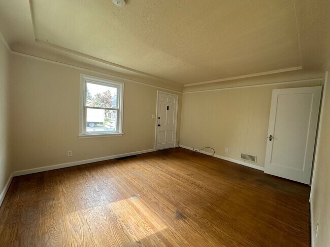 Building Photo - Charming 2 Bedroom Home with a Large Fence...