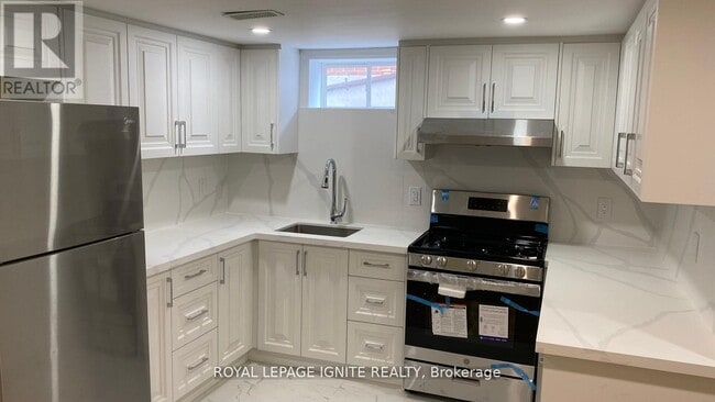 Building Photo - 15 Beacham Crescent