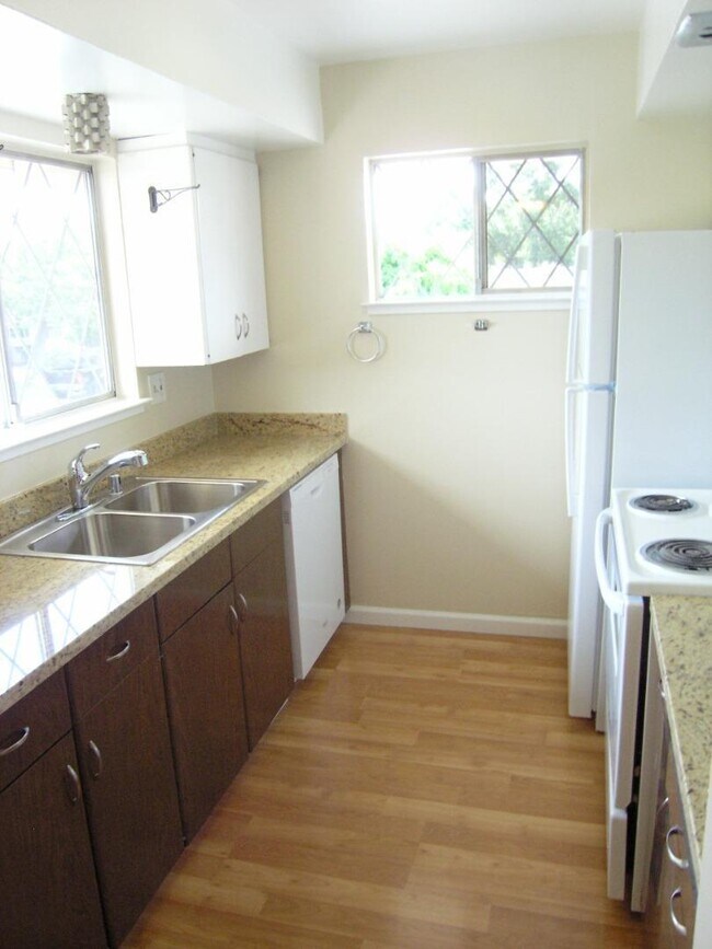 Building Photo - 2083 Town and Country Ln
