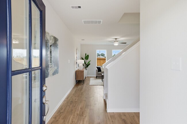 Foto del edificio - 5902 Peony Pl
