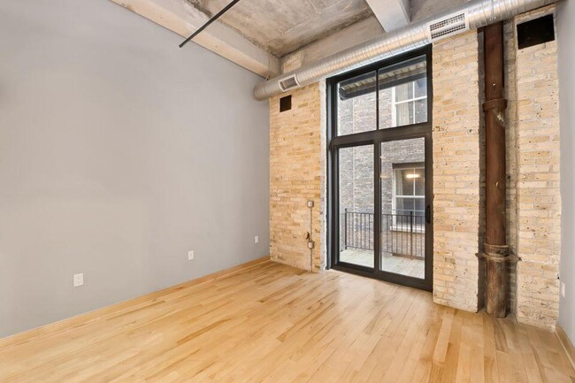 Building Photo - 239 E Chicago St