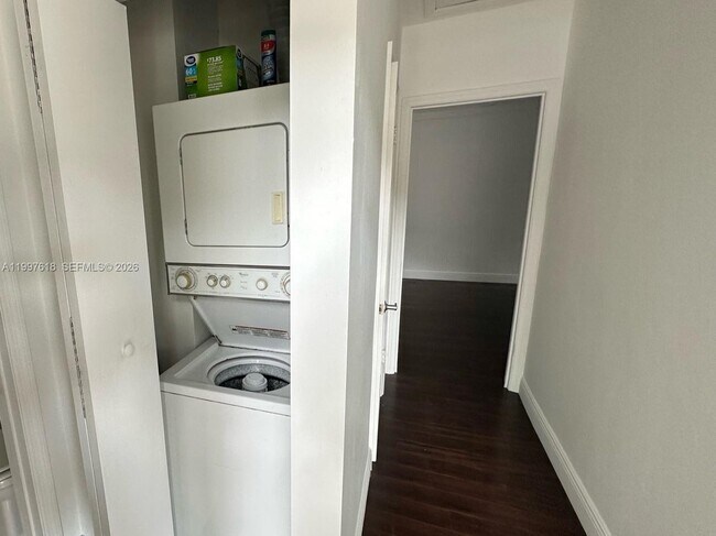 Foto del edificio - 563 NE 65th St