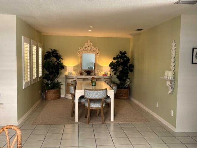Foto del edificio - 9230 Heathridge Dr