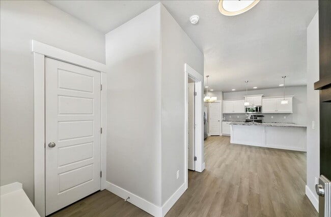 Building Photo - Eagle Townhome with Upscale Finishes!