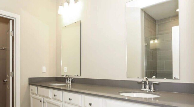 Foto del edificio - 6756 Falls Chase Ln