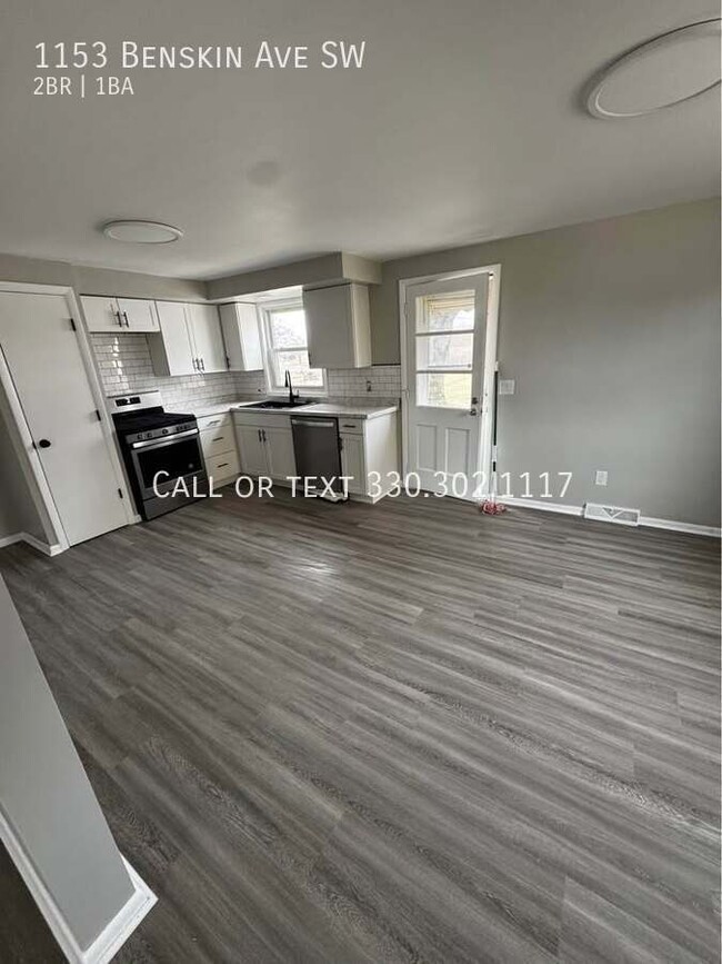 Building Photo - Completely updated 2 bedroom townhouse - C...