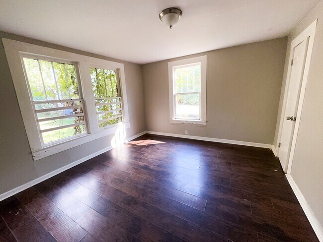 Building Photo - Newly Renovated 3 Bedroom, 2 Bathroom Home