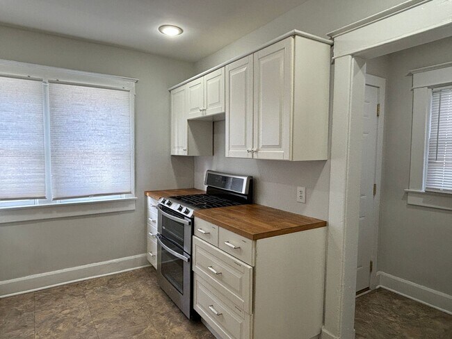Photo - 2 Bed, 2 Bath Minutes from Downtown! Townhome