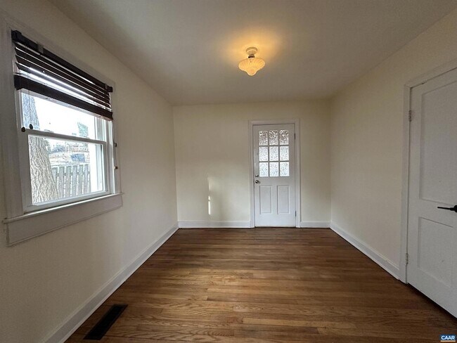 Foto del edificio - 1321 Willow Dr