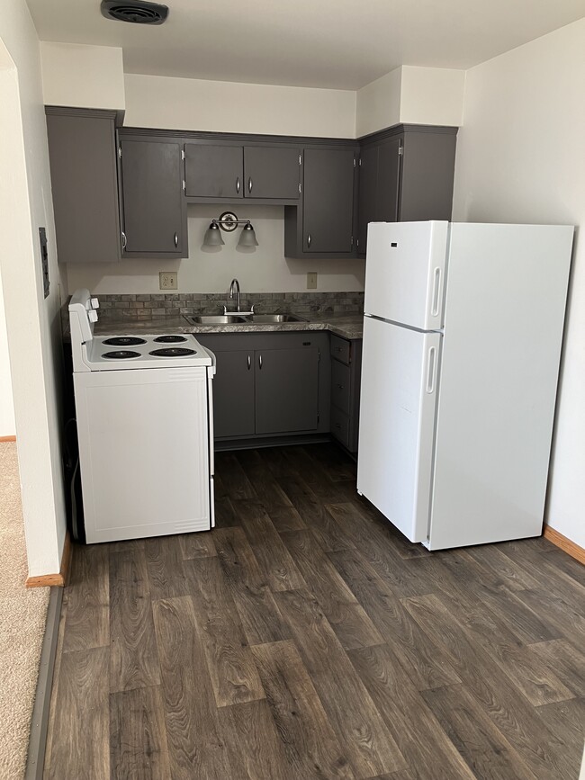 Building Photo - Parkside Pool Apartments