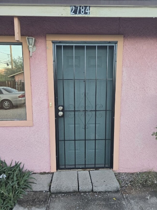 Building Photo - TRIPLEX 2BD/1BA COMING SOON!!! SPACIOUS BACKYARD!!