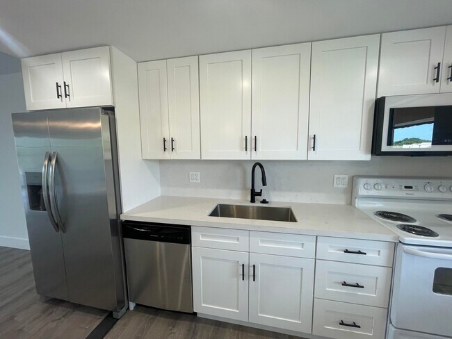 Building Photo - 1005 Country Club Dr