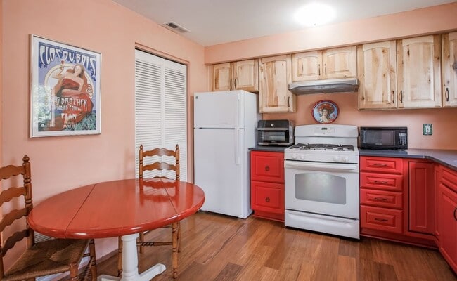 Building Photo - Lovely Langley Condo and Pet Friendly!