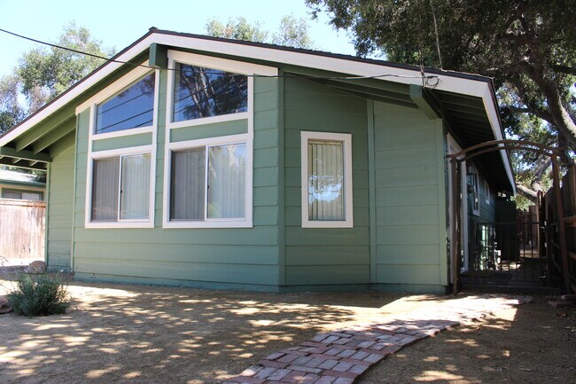 Foto del edificio - 410 Burnham Rd