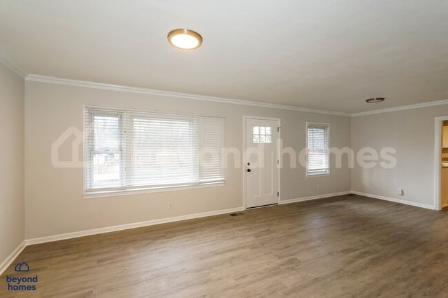 Building Photo - Amazing Recently Updated Home with Fenced Yard and Bonus Room!