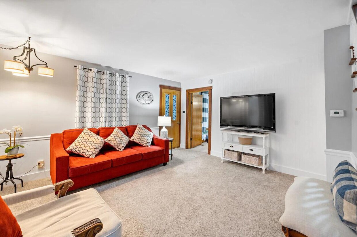 Foto principal - 208 E Spring St