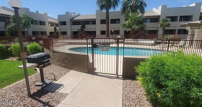 Foto del edificio - 3301 E Earll Dr