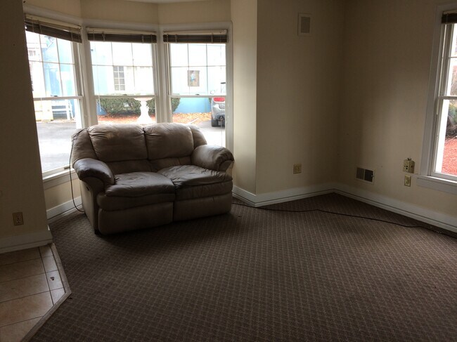 Dormitorio - 1414 3rd Ave