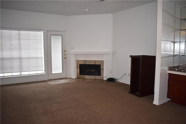 Building Photo - 3550 Country Square Dr