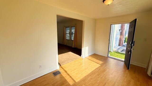 Building Photo - 33RD & COLLEGE AREA - 3 BEDROOM 2 BATH HALF DUPLEX AVAILABLE NOW!
