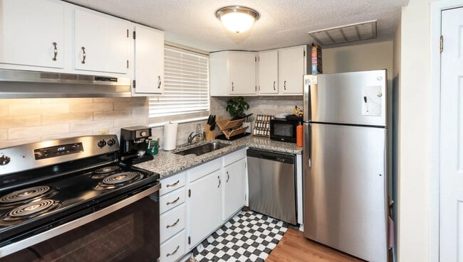 Foto del edificio - Lincoln Square Townhomes