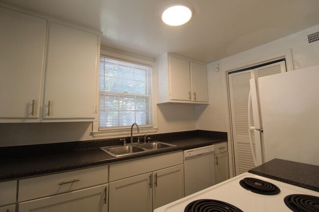 Building Photo - 2 Bedroom Duplex in North Kansas City