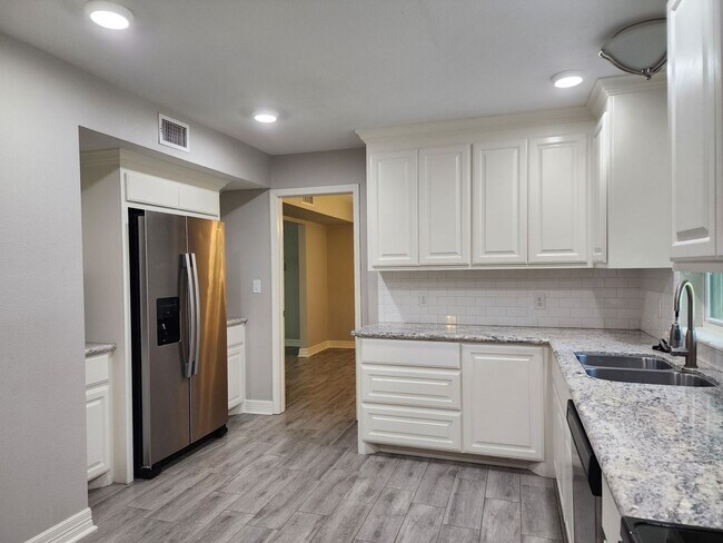 Foto del edificio - 2755 Evangeline Dr
