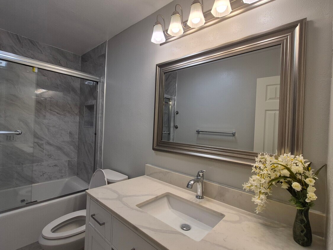 Foto principal - 8939 Mango Ave
