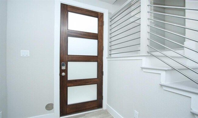 Building Photo - 4141 Victory Dr