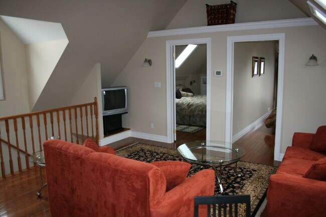 Photo du bâtiment - CHARACTER TWO BEDROOM LOFT APARTMENT IN WOODFIELD