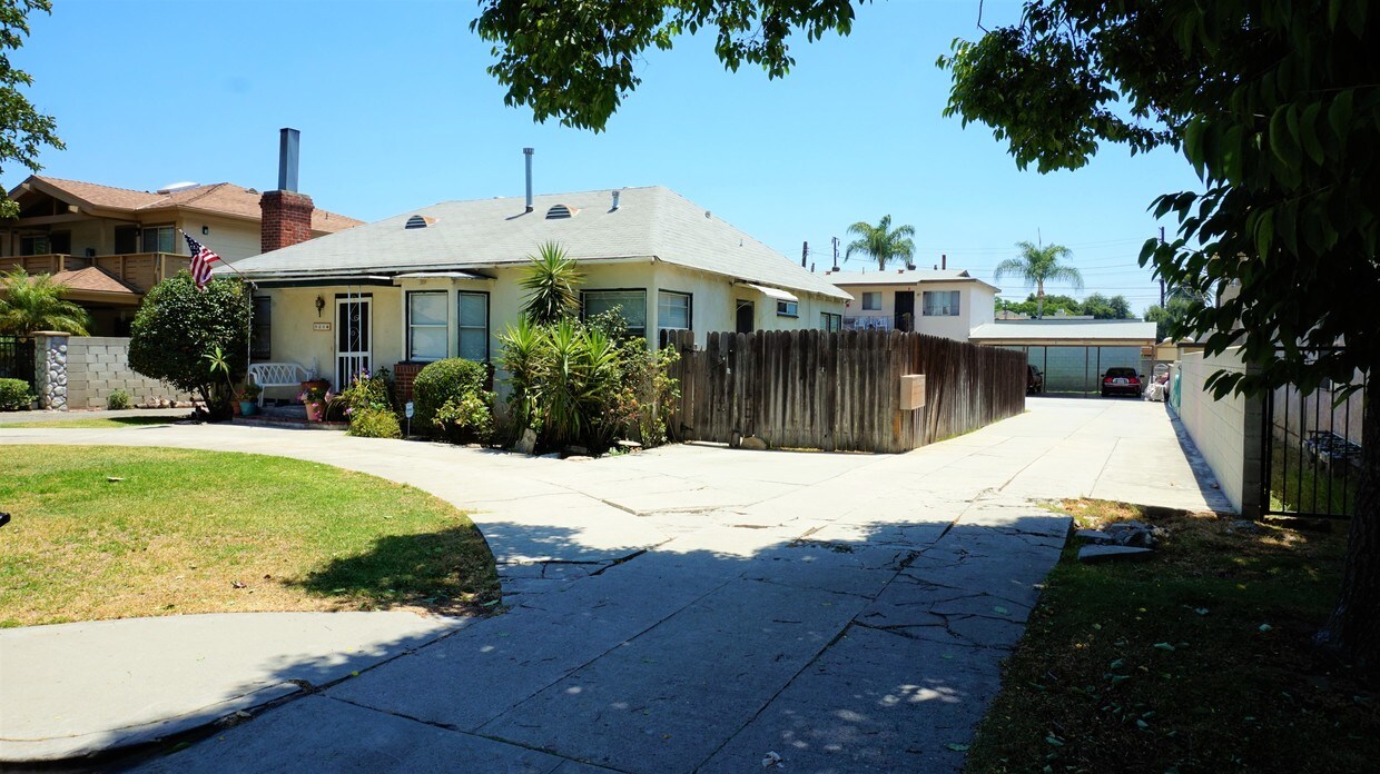 Building Photo - 920 W Olive Ave