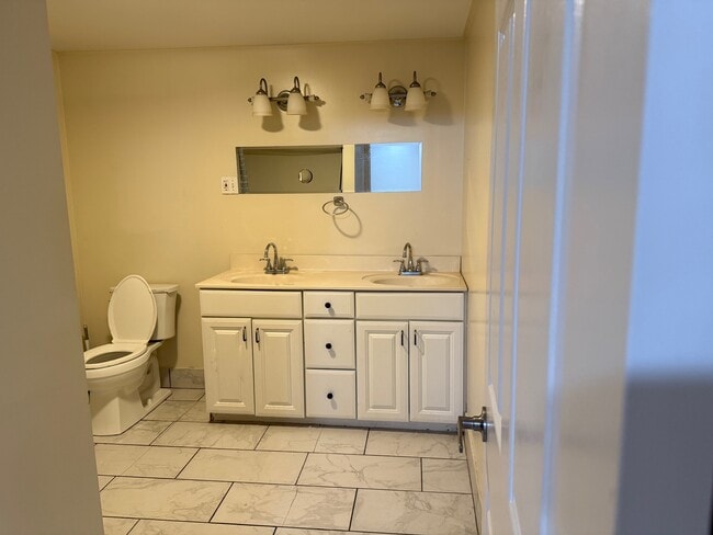 Foto del edificio - 7038 Hillside Rd