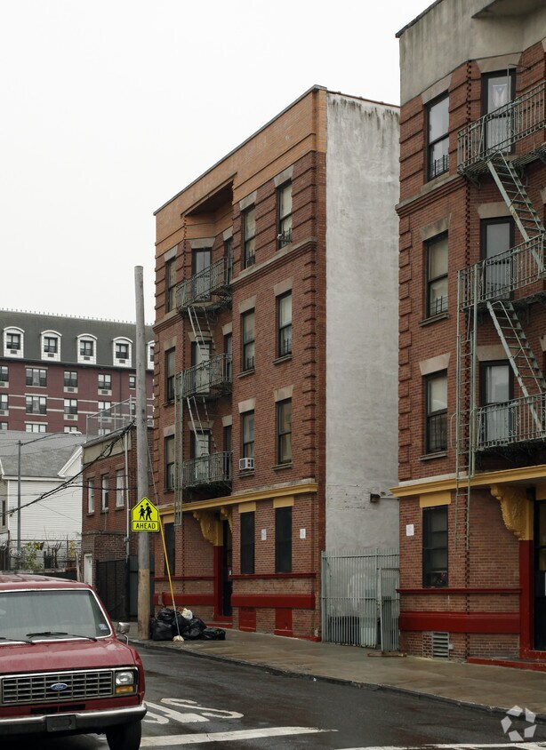 446 E 176th St, Bronx, NY 10457 - 446 E 176th St Bronx, NY 10457