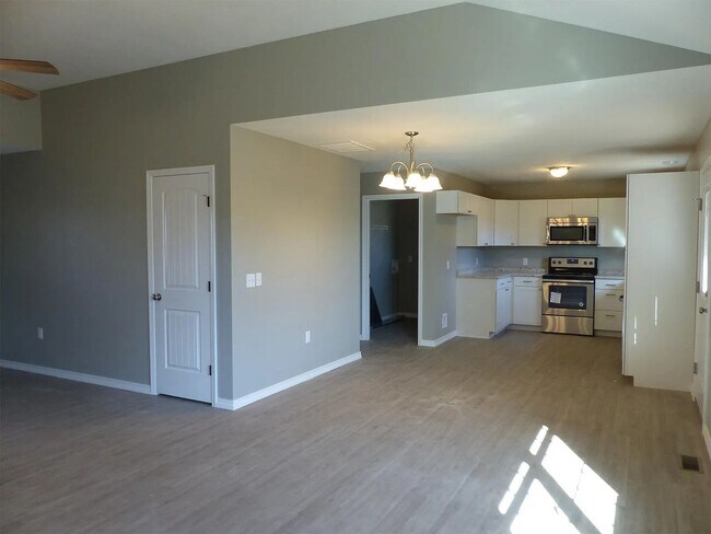 Building Photo - 3 Bedroom Ozark Home Available! Great Neighborhood!