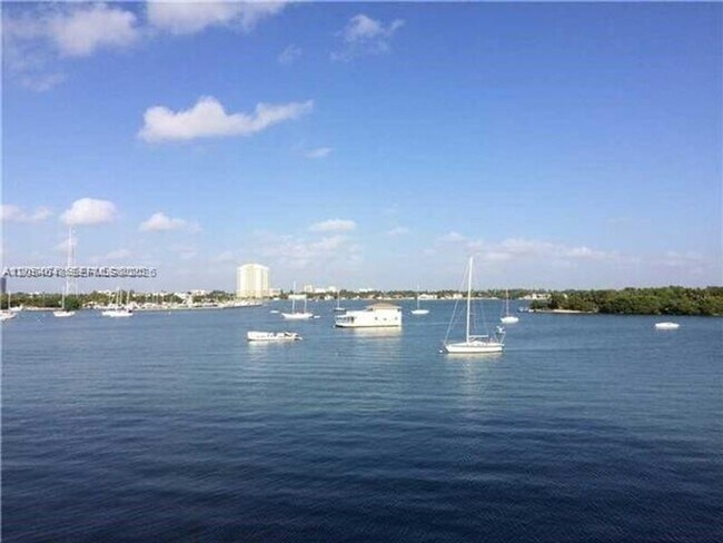 Foto del edificio - 7928 West Dr