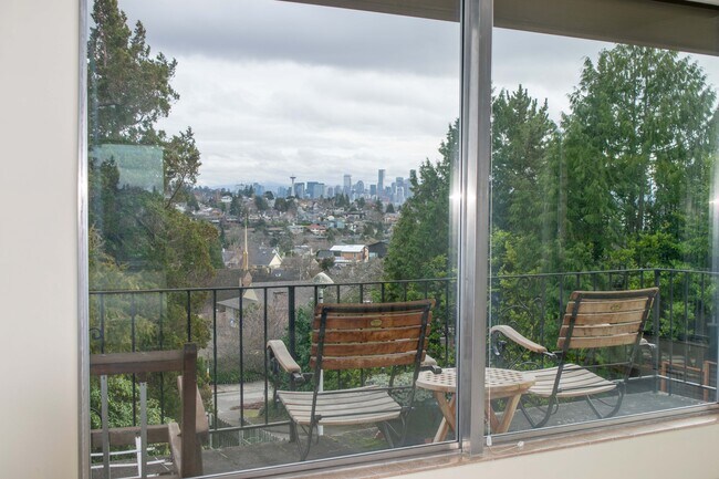 Building Photo - 2401 Eyres Plz W