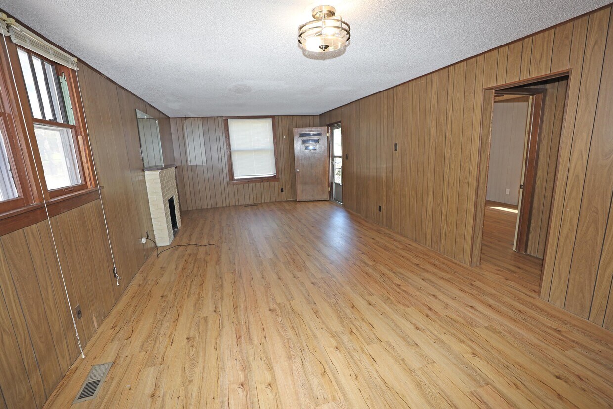 Primary Photo - 344 E Adams Ave