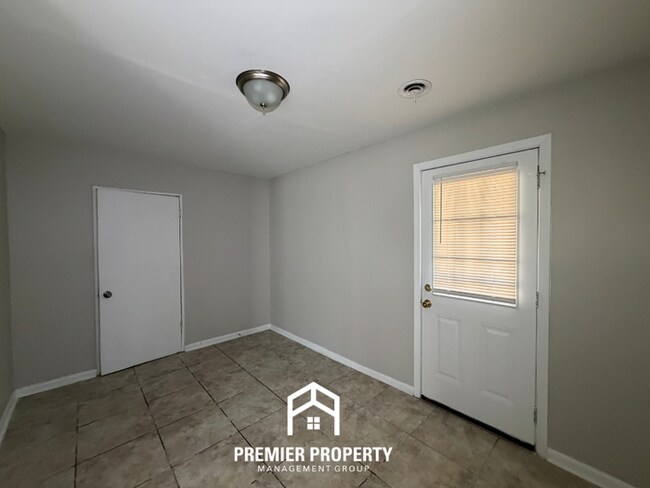 Building Photo - Charming 3BR Memphis Home with Tile Floors, Dining Area & Fenced Backyard