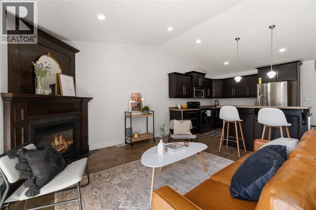 Building Photo - 815 Carriage Way