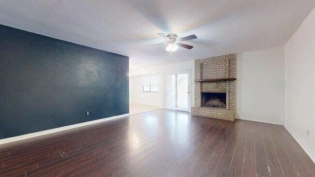 Foto del edificio - 1604 Wildflower Dr