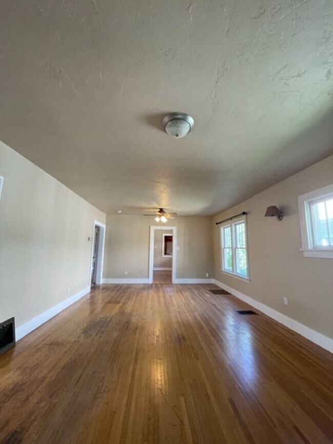 Building Photo - Large Historical Home