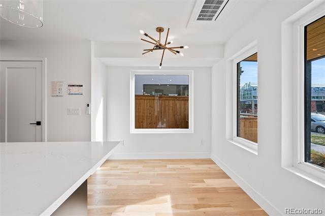 Foto del edificio - 2453 Lawrence St