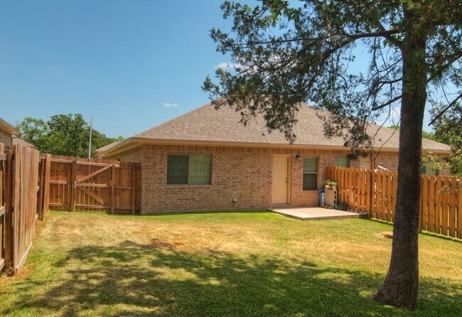 Building Photo - Fantastic 3 Bed, 3 Bath Duplex in Aggies A...