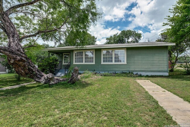 Building Photo - 4-BEDROOM TERRELL HILLS HOME ON CORNER LOT